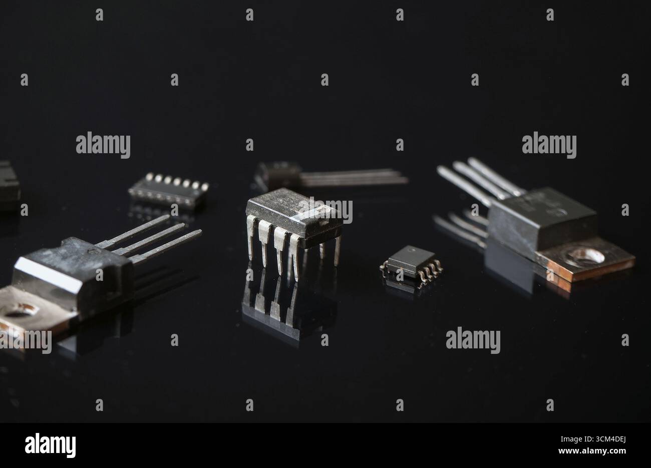 Halbleiterbauteile auf einem schwarzen. Schwerpunkt auf 8-poligen integrierten Schaltungen. Stockfoto