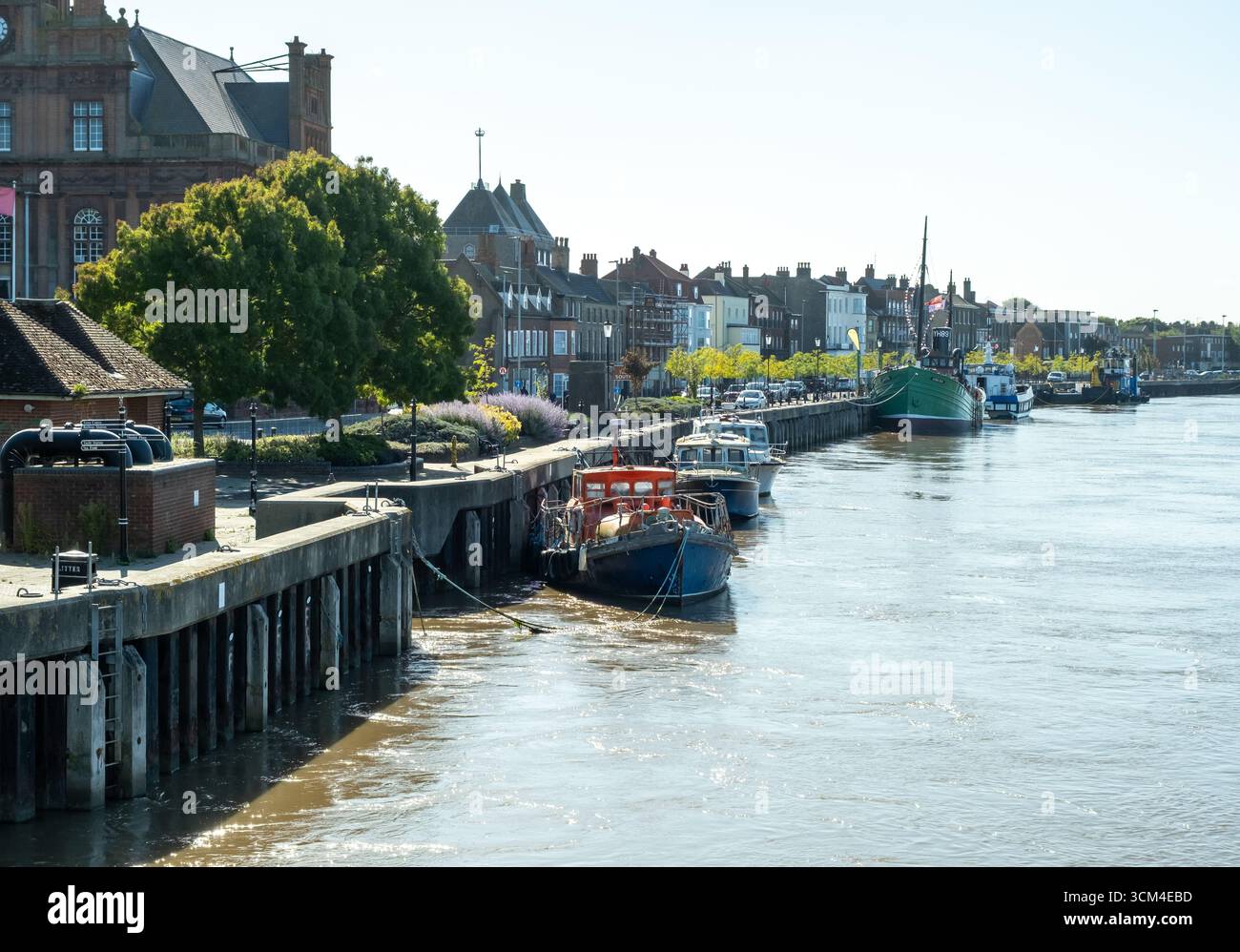 Ein Blick auf den Fluss Yare in Great Yarmouth in der rauen Morgensonne Stockfoto
