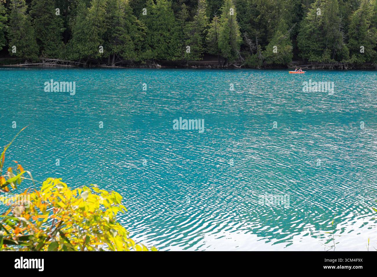 Manlius, NY, USA - 1. September 2025 - Kajakfahrer genießen die letzten Sommertage im Green Lakes State Park im Bundesstaat New York Stockfoto