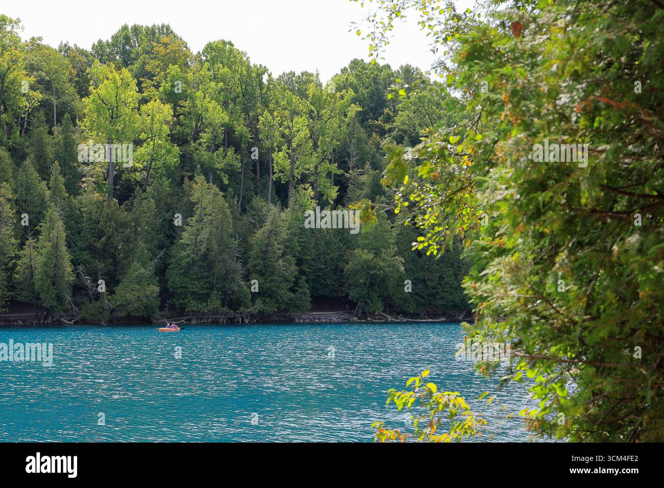 Manlius, NY, USA - 1. September 2025 - Kajakfahrer genießen die letzten Sommertage im Green Lakes State Park im Bundesstaat New York Stockfoto