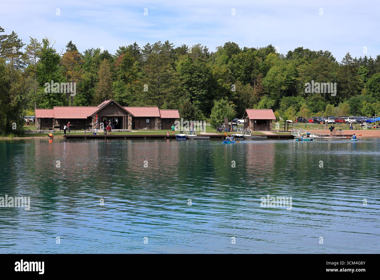 Manlius, NY, USA - 1. September 2025 - Kajakfahrer genießen die letzten Sommertage im Green Lakes State Park im Bundesstaat New York Stockfoto