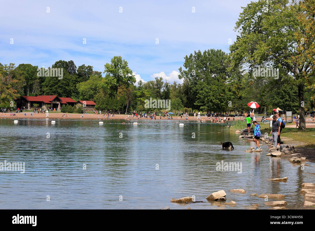 Manlius, NY, USA - 1. September 2025 - Schwimmer genießen die letzten Sommertage im Green Lakes State Park im Bundesstaat New York Stockfoto