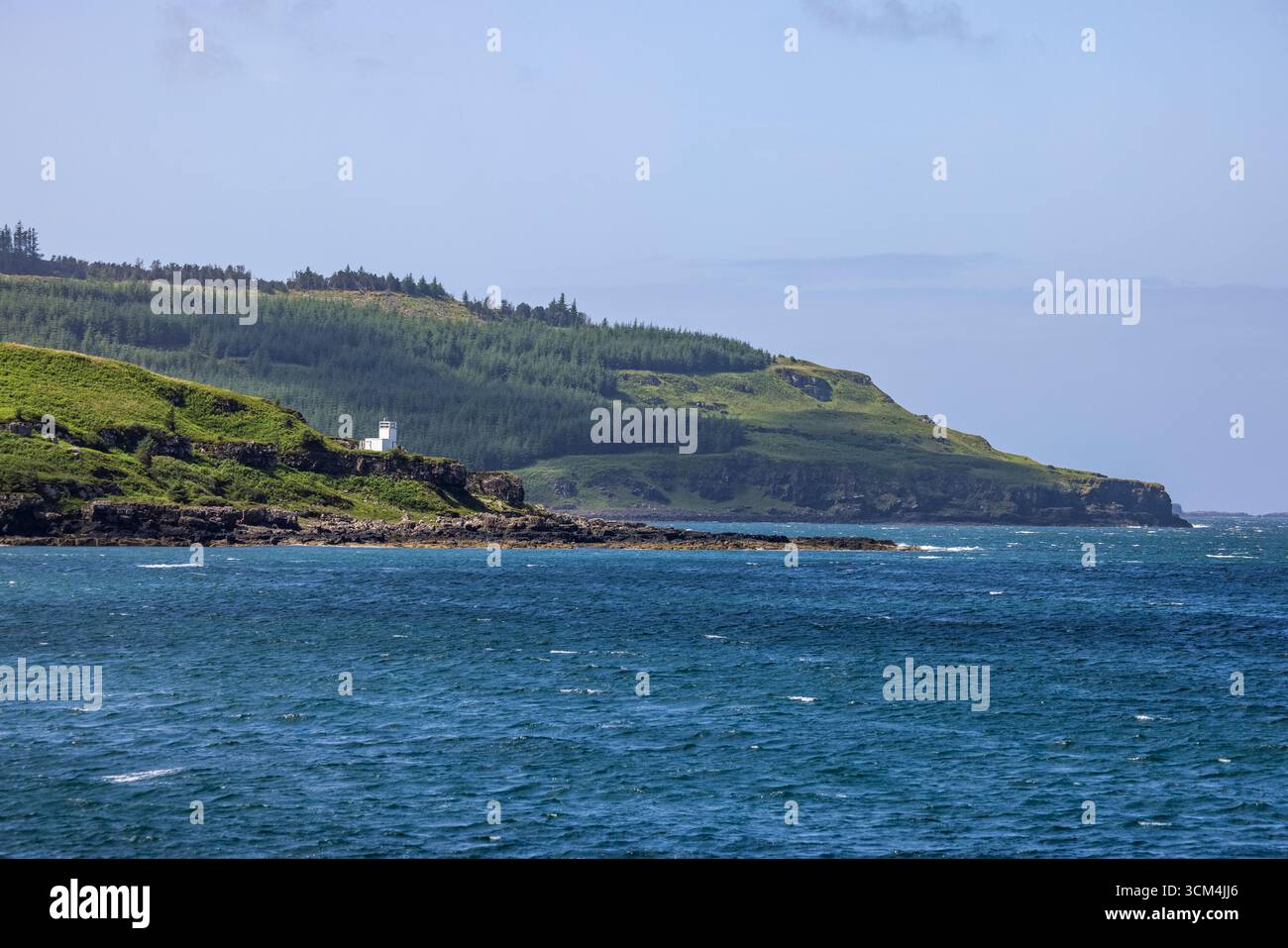 Tobermory Lighthouse in den Binnenmeeren vor der Westküste Schottlands, Tobermory, Isle of Mull, Argyll and Bute Council, Schottland, Vereinigtes Königreich, EU Stockfoto