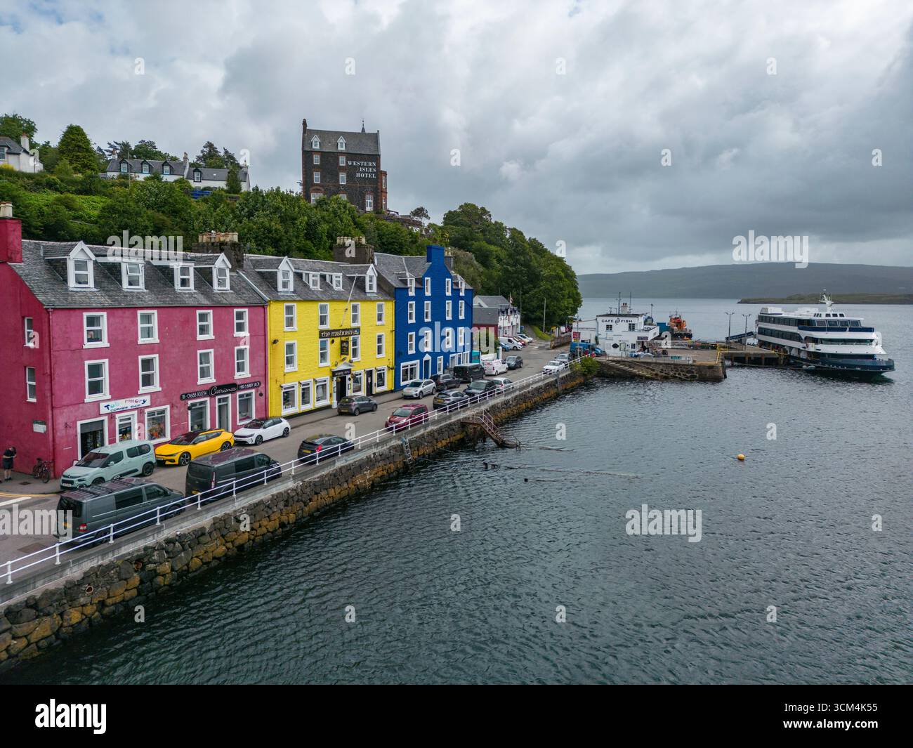 Aus der Vogelperspektive des Boutique-Kreuzfahrtschiffs MV Lord of the Highlands (Thurgau Travel) am Tobermory Pier mit farbenfrohen Häusern entlang des Hafens Tobermory, Stockfoto