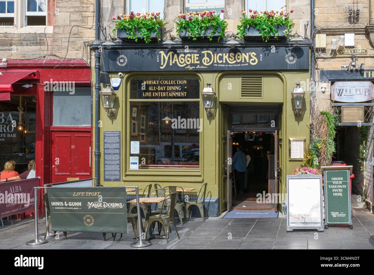 Maggie Dickson’s Pub, Grassmarket, Edinburgh – benannt nach „Half-Hangit Maggie“, die 1724 ihre öffentliche Hängung überlebte. Stockfoto