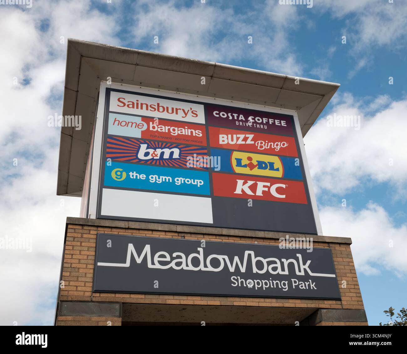 Ladenschild im Meadowbank Shopping Park, Edinburgh – Liste von Sainsbury's, Costa, KFC, Lidl, Buzz Bingo, Schnäppchen zu Hause, B&M und die Gym Group. Stockfoto