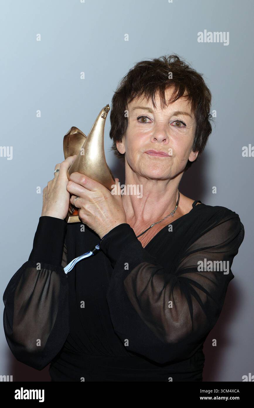 Verleihung der Goldenen Henne 2025 Katrin Sass deutsche Schauspielerin mit der goldenen Henne in der Hand. Sie wurden mit dem Ehrenpreis für ihr schauspielerisches Lebenswerk ausgezeichnet. Verleihung der Goldenen Henne 2025 Uhr 12.09.2025 in der Leipziger Messe, Halle 1. Leipzig, Sachsen, Deutschland. *** Präsentation der Goldenen Henne 2025 Katrin Sass deutsche Schauspielerin mit der Goldenen Henne in der Hand Sie erhielt den Ehrenpreis für ihre Lebensarbeit als Schauspielerin Präsentation der Goldenen Henne 2025 am 12 09 2025 auf der Leipziger Messe, Halle 1 Leipzig, Sachsen Stockfoto