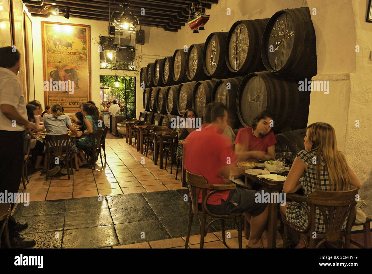 Gäste in einer Bodega El Pimpi, Malaga, Andalusien, Spanien Stockfoto