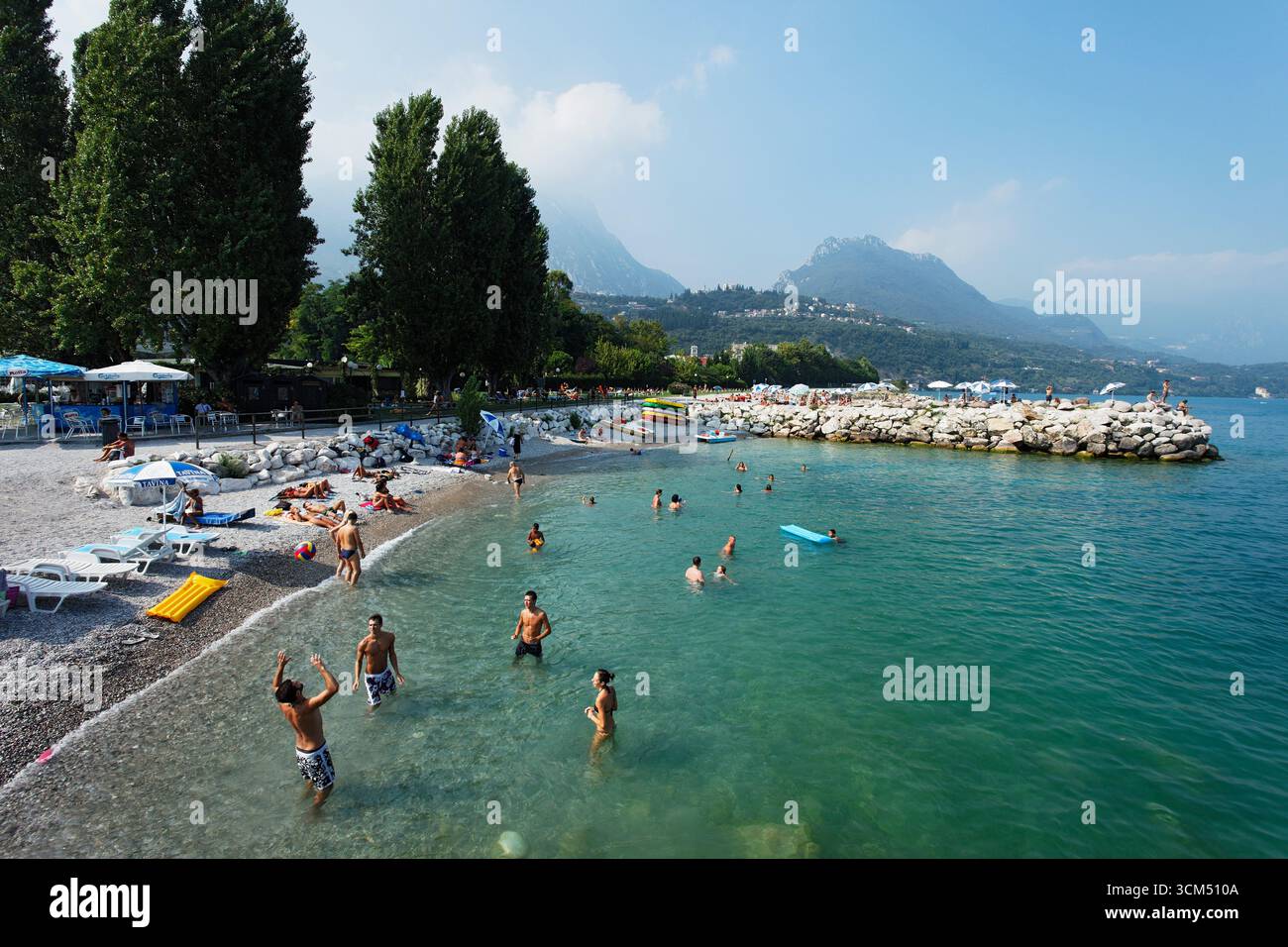 Menschen am Strand, Toscolano-Maderno, Gardasee, Lombardei, Italien Stockfoto