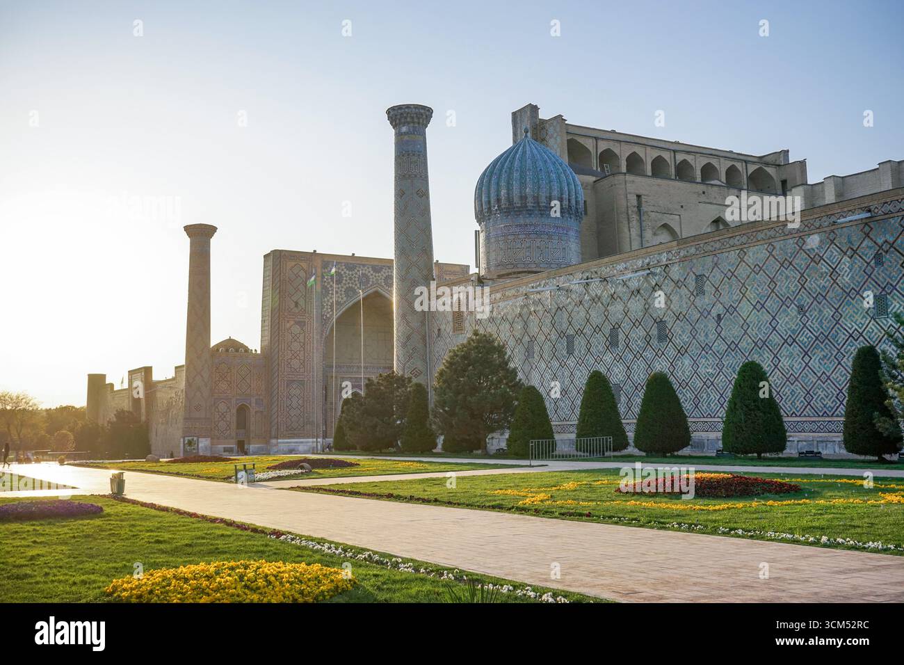 Sherdor Madrasa auf dem Registan-Platz, Samarkand, Usbekistan Stockfoto