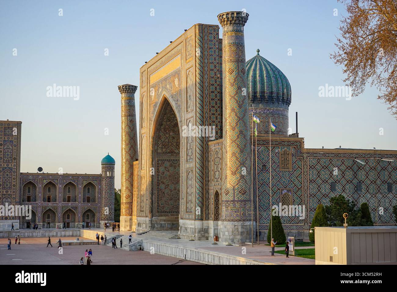 Sherdor Madrasa auf dem Registan-Platz, Samarkand, Usbekistan Stockfoto