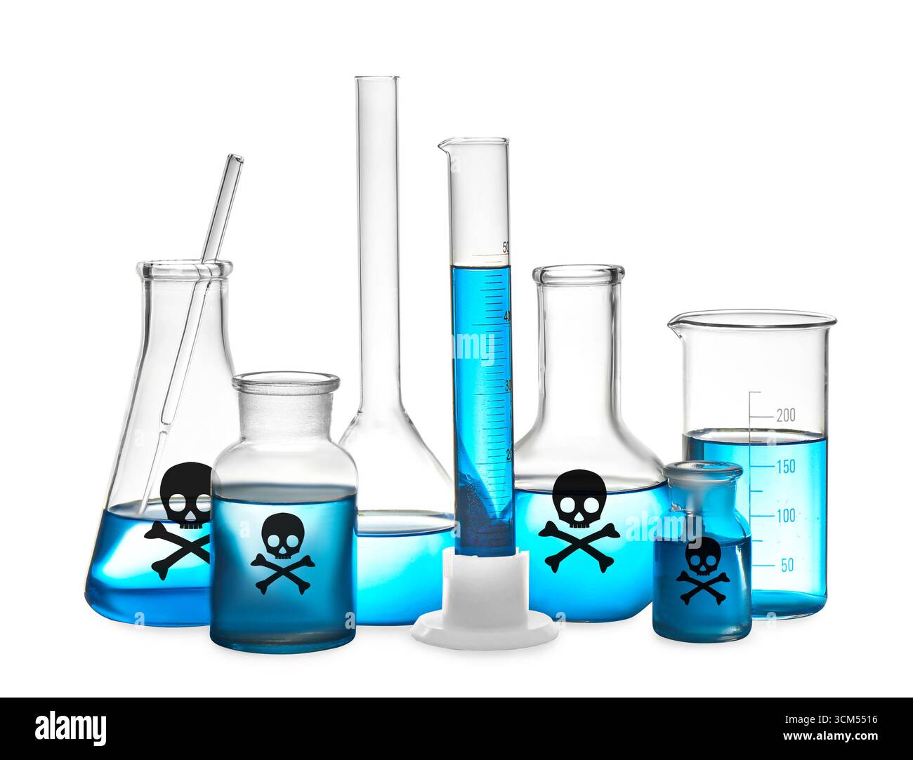 Giftwarnsymbole auf verschiedenen Laborgläsern mit blauer Flüssigkeit vor weißem Hintergrund Stockfoto