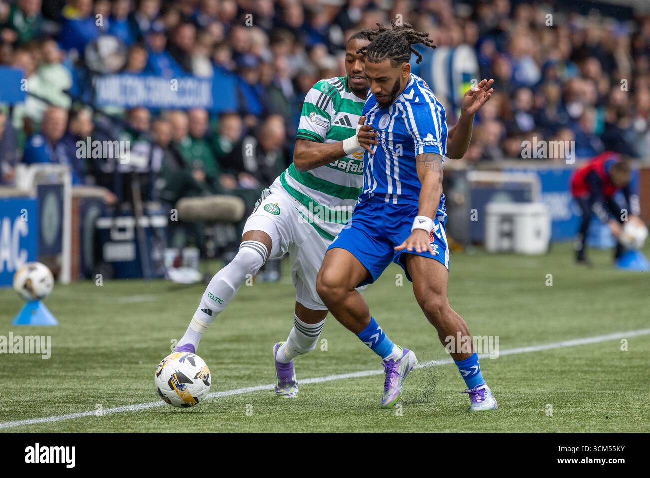 Kilmarnock, Großbritannien. Kilmarnock, Großbritannien. September 2025. Kilmarnock FC spielte Celtic FC im Rugby Park, Kilmarnock, Ayrshire, Schottland in einem William Hill Premiership Spiel. Das Finale war Kilmarnock 1:2 Celtic. Dominic Thompson (K3) und Michel-Ange Balikwisha (C10) treten um den Ball an. Quelle: Findlay/Alamy Live News Stockfoto