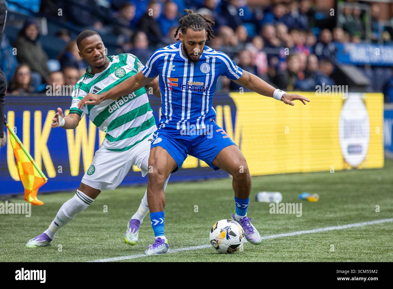 Kilmarnock, Großbritannien. Kilmarnock, Großbritannien. September 2025. Kilmarnock FC spielte Celtic FC im Rugby Park, Kilmarnock, Ayrshire, Schottland in einem William Hill Premiership Spiel. Das Finale war Kilmarnock 1:2 Celtic. Dominic Thompson (K3) und Michel-Ange Balikwisha (C10) treten um den Ball an. Quelle: Findlay/Alamy Live News Stockfoto