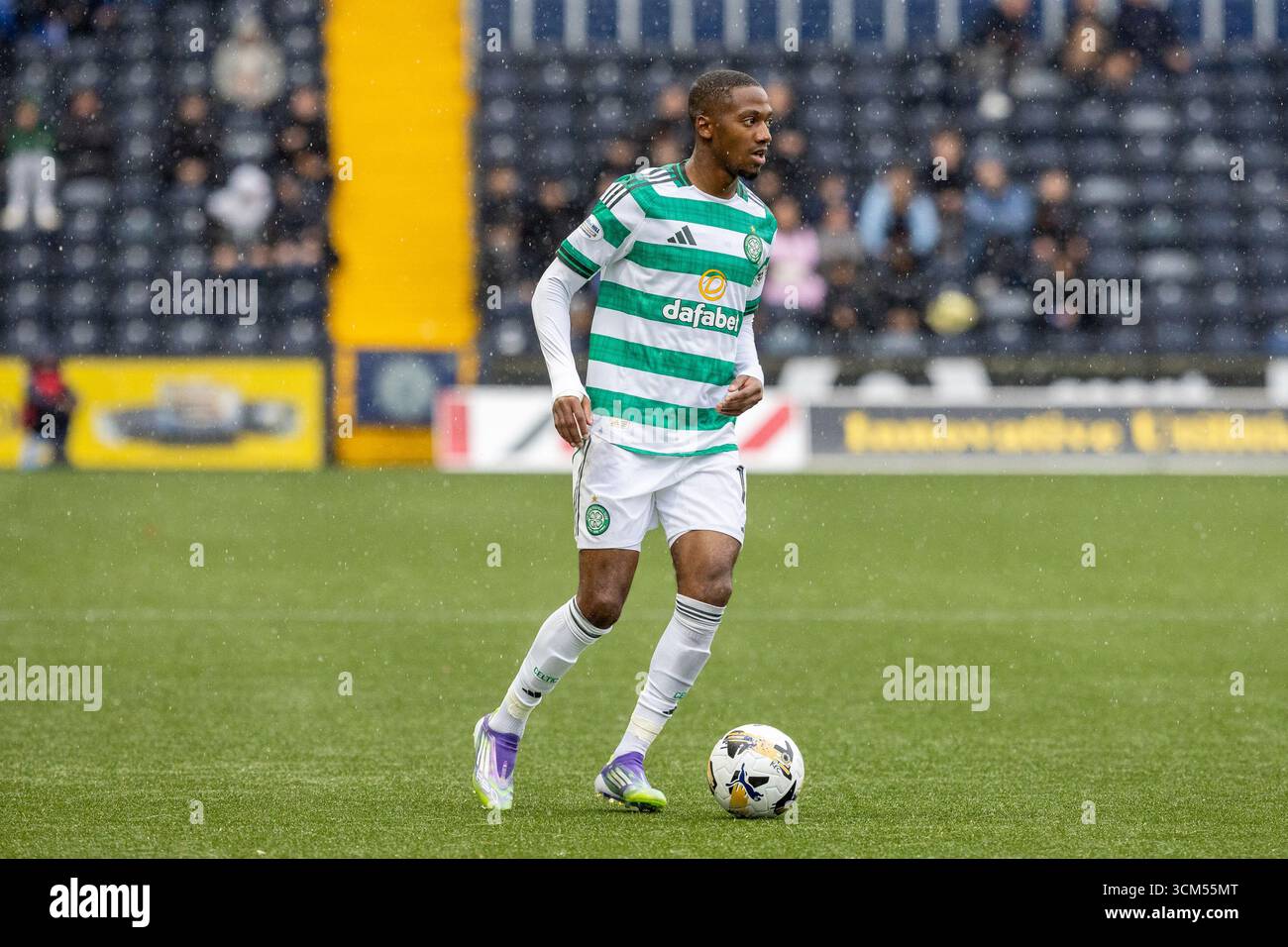 Kilmarnock, Großbritannien. Kilmarnock, Großbritannien. September 2025. Kilmarnock FC spielte Celtic FC im Rugby Park, Kilmarnock, Ayrshire, Schottland in einem William Hill Premiership Spiel. Das Finale war Kilmarnock 1:2 Celtic. Michel-Ange Balikwisha (C10) mit dem Ball.Credit: Findlay/Alamy Live News Stockfoto