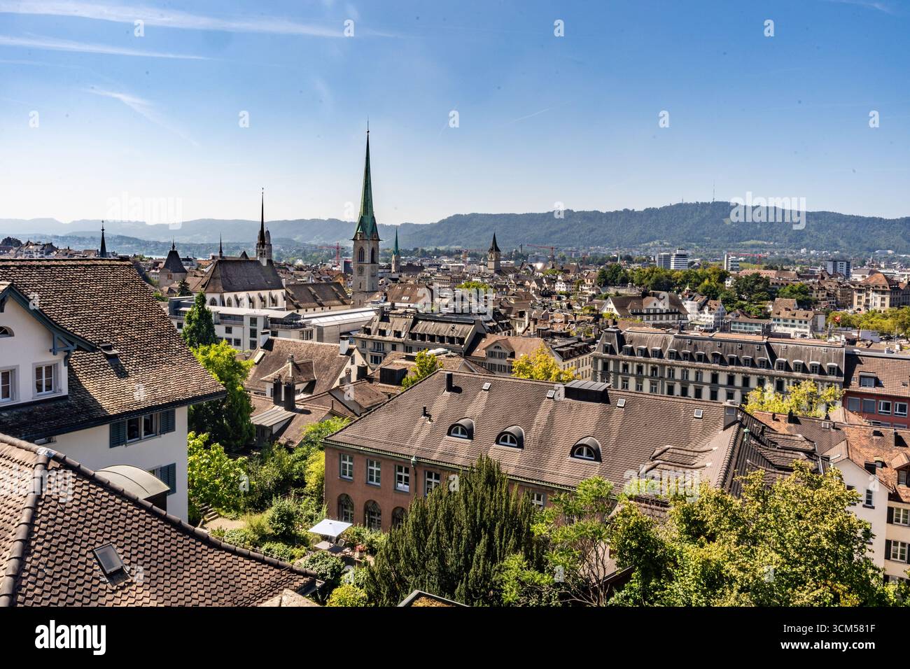 Panoramablick von der Polyterrasse an einem sonnigen Tag mit Dächern und Kirchtürmen der historischen Altstadt von Zürich, Schweiz. Stockfoto