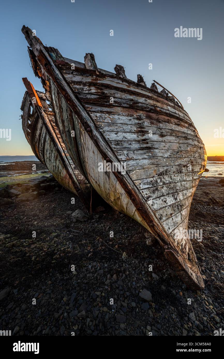 Hölzerne Schiffswracks liegen auf dem Trockenland am Ufer. Frontalansicht. Stockfoto