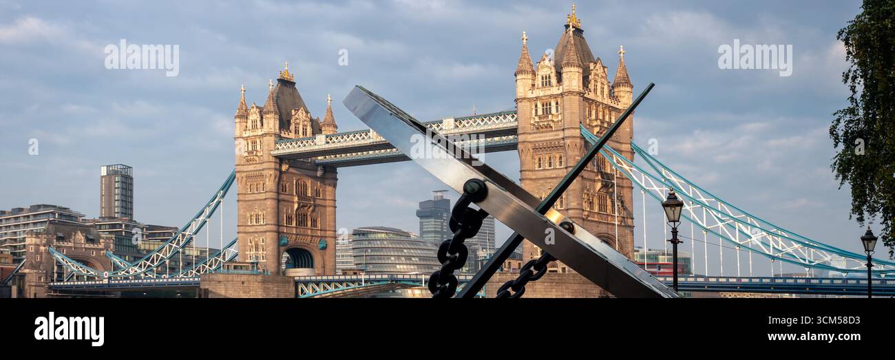 LONDON, Großbritannien - 26. JULI 2018: Panoramaansicht der Sonnenuhr-Kompassskulptur und der Tower Bridge Stockfoto