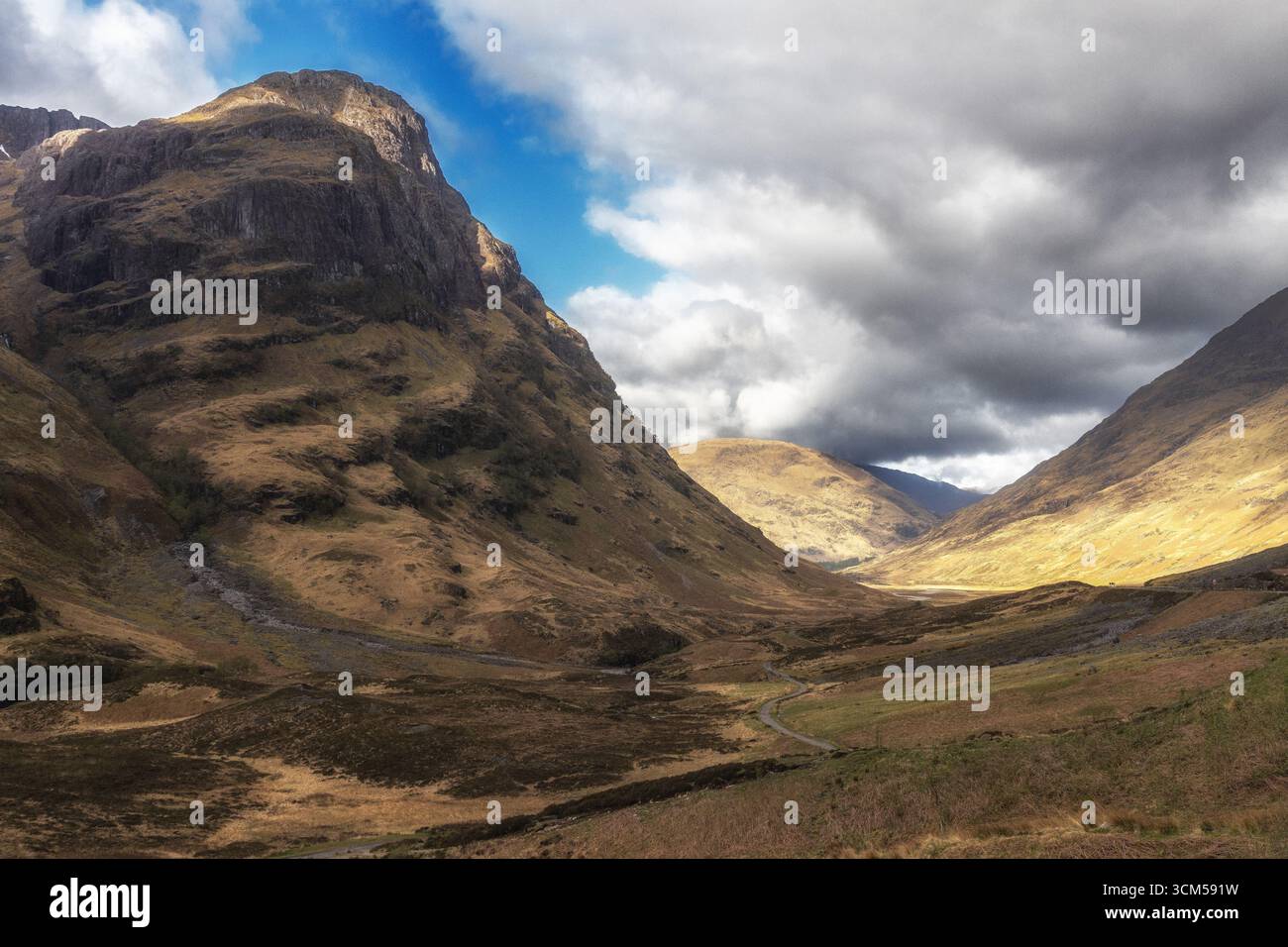 Blick auf die Berge und das Tal von Glencoe in den schottischen Highlands Stockfoto