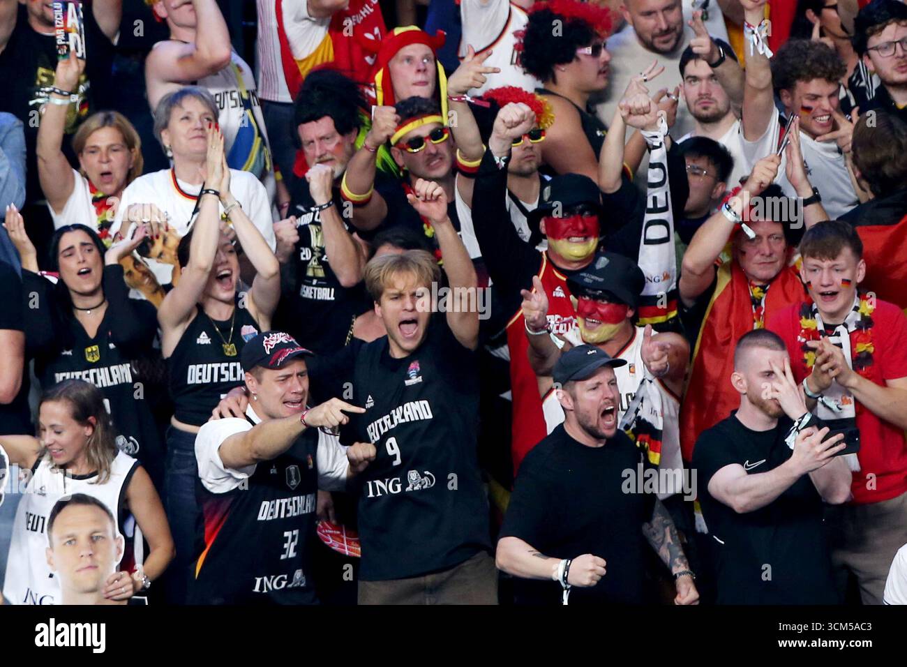 Riga, Lettland. September 2025. Basketball: Europameisterschaft, Deutschland - Türkei, K.-o.-Runde, Finale, deutsche Fans jubeln. Quelle: Matthias Stickel/dpa/Alamy Live News Stockfoto