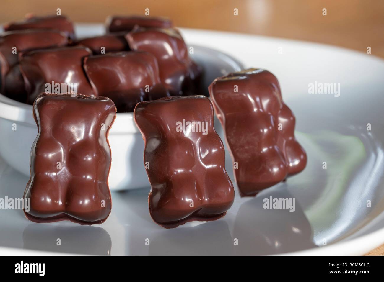 Marshmallow-Bären mit Schokoladenglasur Stockfoto