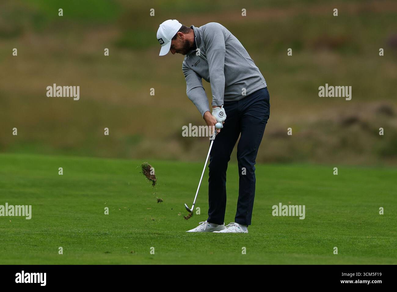 Wentworth Club, London, Großbritannien. September 2025. Die Finale Runde der BMW PGA Championship; Laurie Canter aus England trifft auf das 17. Loch Credit: Action Plus Sports/Alamy Live News Stockfoto