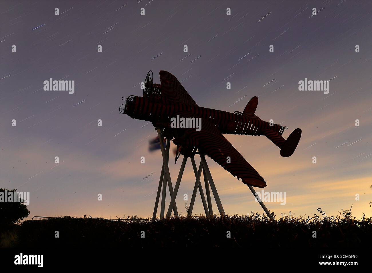 On Freedom's Wings ist eine Skulptur von Lancaster Bomber in Norton Disney in Lincolnshire, die vom Bomber County Gateway Trust geschaffen wurde Stockfoto