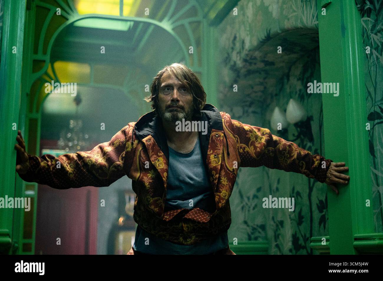 Dust Bunny (2025) unter der Regie von Bryan Fuller und mit Mads Mikkelsen als Killer Resident 5B. Ein achtjähriges Mädchen verbündet sich mit ihrem betrügerischen Nachbarn, um das Monster unter ihrem Bett zu jagen und zu töten, von dem sie glaubt, dass es ihre Familie gefressen hat. NUR FÜR REDAKTIONELLE ZWECKE von Werbefotos. Hinweis: BFA/Gabor Kotschy/Sehenswürdigkeiten am Straßenrand Stockfoto