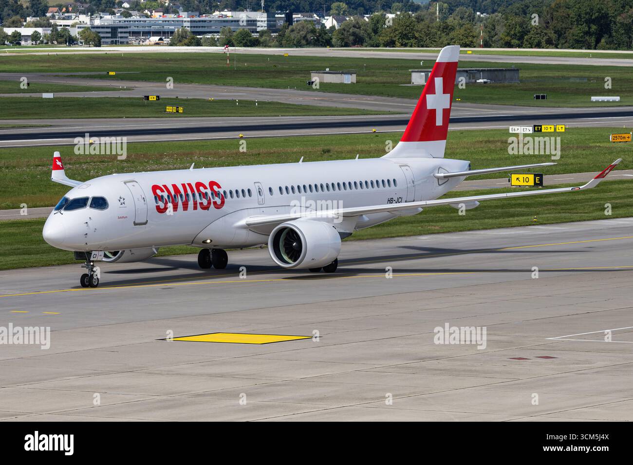 Ein Swiss International Airlines Airbus A220 Taxi nach der Ankunft am Flughafen Zürich Stockfoto