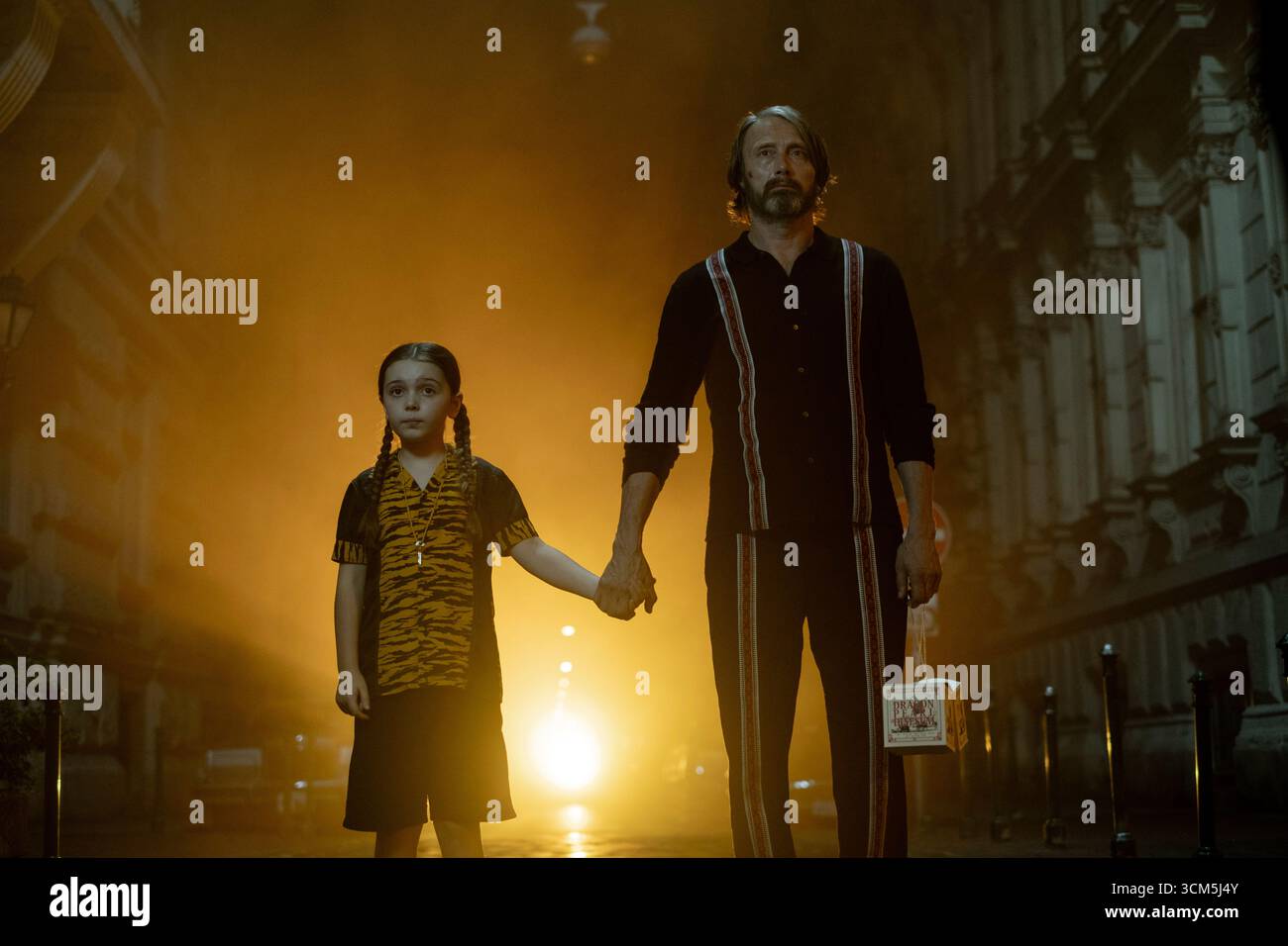 Dust Bunny (2025) unter der Regie von Bryan Fuller mit Mads Mikkelsen und Sophie Sloan. Ein achtjähriges Mädchen verbündet sich mit ihrem betrügerischen Nachbarn, um das Monster unter ihrem Bett zu jagen und zu töten, von dem sie glaubt, dass es ihre Familie gefressen hat. NUR FÜR REDAKTIONELLE ZWECKE von Werbefotos. Hinweis: BFA/Gabor Kotschy/Sehenswürdigkeiten am Straßenrand Stockfoto