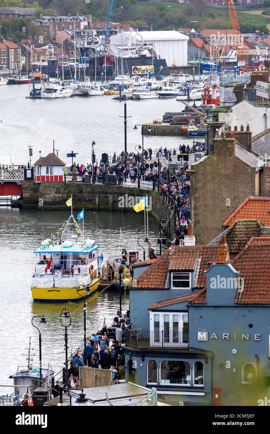 Whitby ist eine Küstenstadt in Yorkshire, Nordengland am Fluss Esk Stockfoto