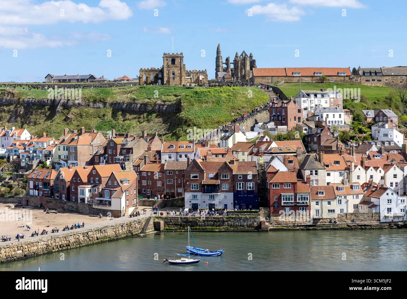 Whitby ist eine Küstenstadt in Yorkshire, Nordengland am Fluss Esk in North Yorkshire Stockfoto