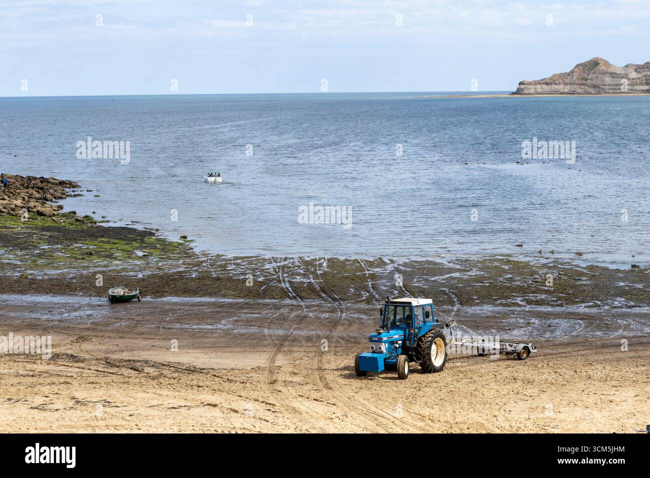 Runswick Bay ist ein beliebtes Küstendorf an der Yorkshire Coast in North Yorkshire im Sommer Stockfoto
