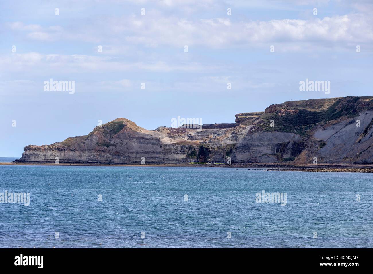 Runswick Bay ist ein beliebtes Küstendorf an der Yorkshire Coast in North Yorkshire im Sommer Stockfoto