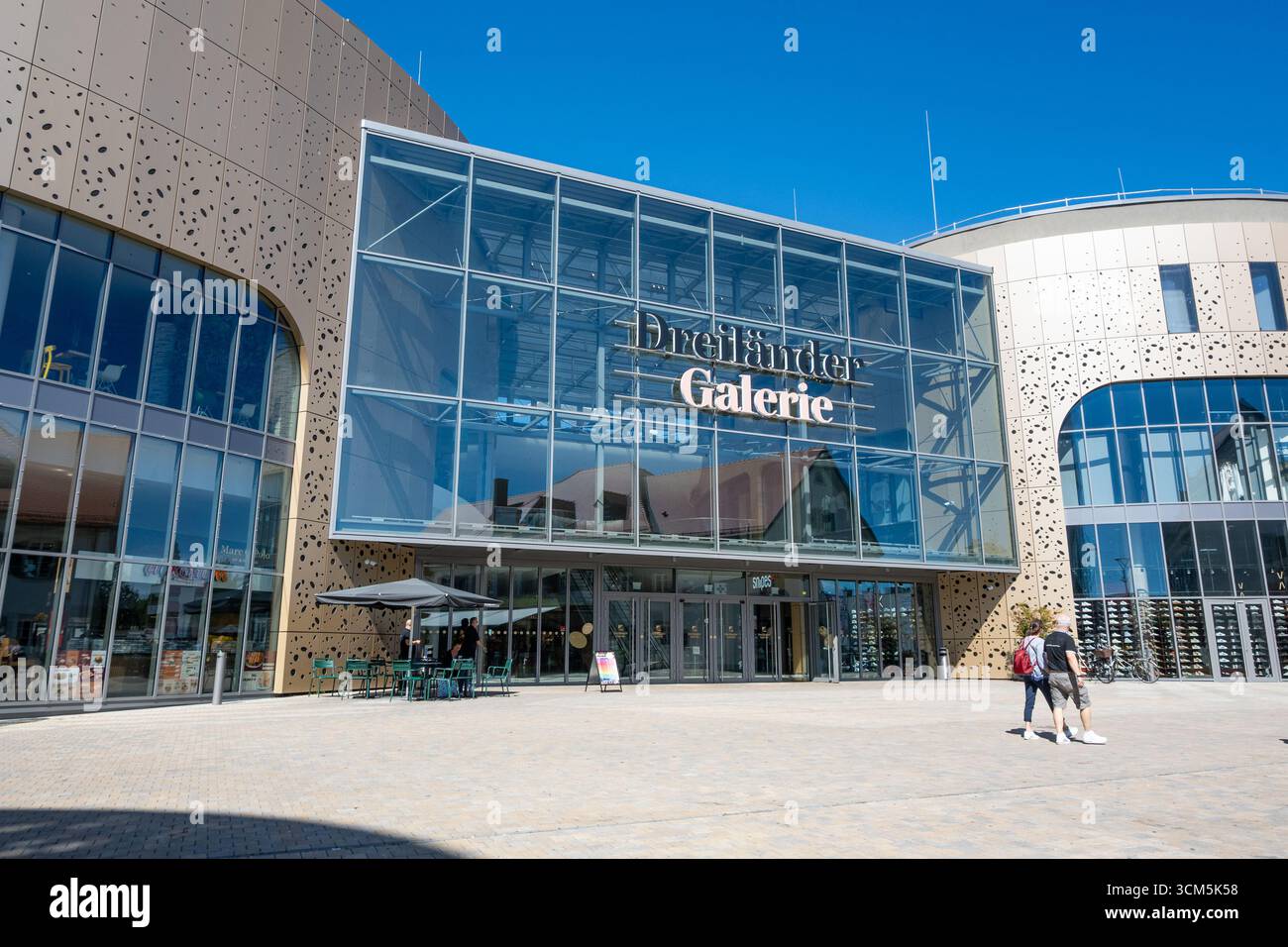 Weil am Rhein, Baden-Württemberg, Deutschland - 02. September 2025: Außenansicht der Dreilaender Galerie, einem modernen Einkaufszentrum in weil am Rhein Stockfoto