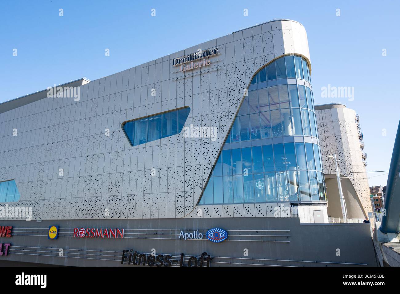 Weil am Rhein, Baden-Württemberg, Deutschland - 02. September 2025: Außenansicht der Dreilaender Galerie, einem modernen Einkaufszentrum in weil am Rhein Stockfoto