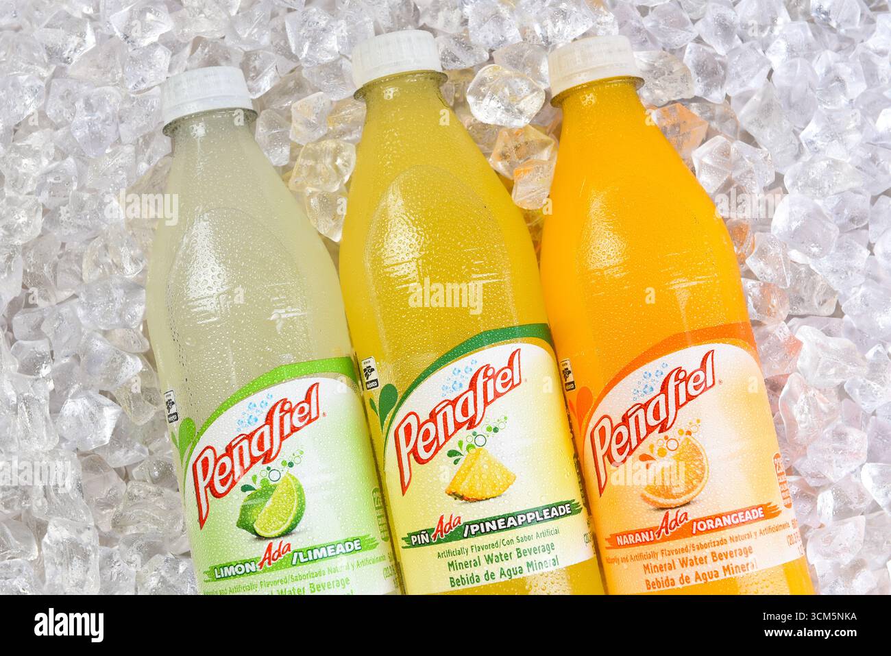 IRVINE, KALIFORNIEN - 14. SEPTEMBER 2025: Nahaufnahme von drei Flaschen Penafiel Mineralwassergetränke in einem Eisbett, Orangenade, Pineappleade und Limeade f Stockfoto