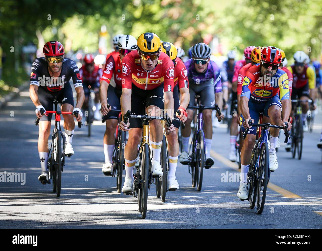Montreal, Quebec, Kanada. September 2025. Während des heutigen Grand Prix Cycliste, einem prestigeträchtigen WorldTour-Event, das einige der besten Fahrer aus der ganzen Welt anzieht, rasen Radfahrer durch die Straßen von Montréal. Die Zuschauer säumten den Platz und jubelten, als das Feld durch anspruchsvolle Steigungen und rasante Sprints im Herzen der Stadt vorstieß. (Kreditbild: © Serkan Senturk/ZUMA Press Wire) NUR REDAKTIONELLE VERWENDUNG! Nicht für kommerzielle ZWECKE! Stockfoto