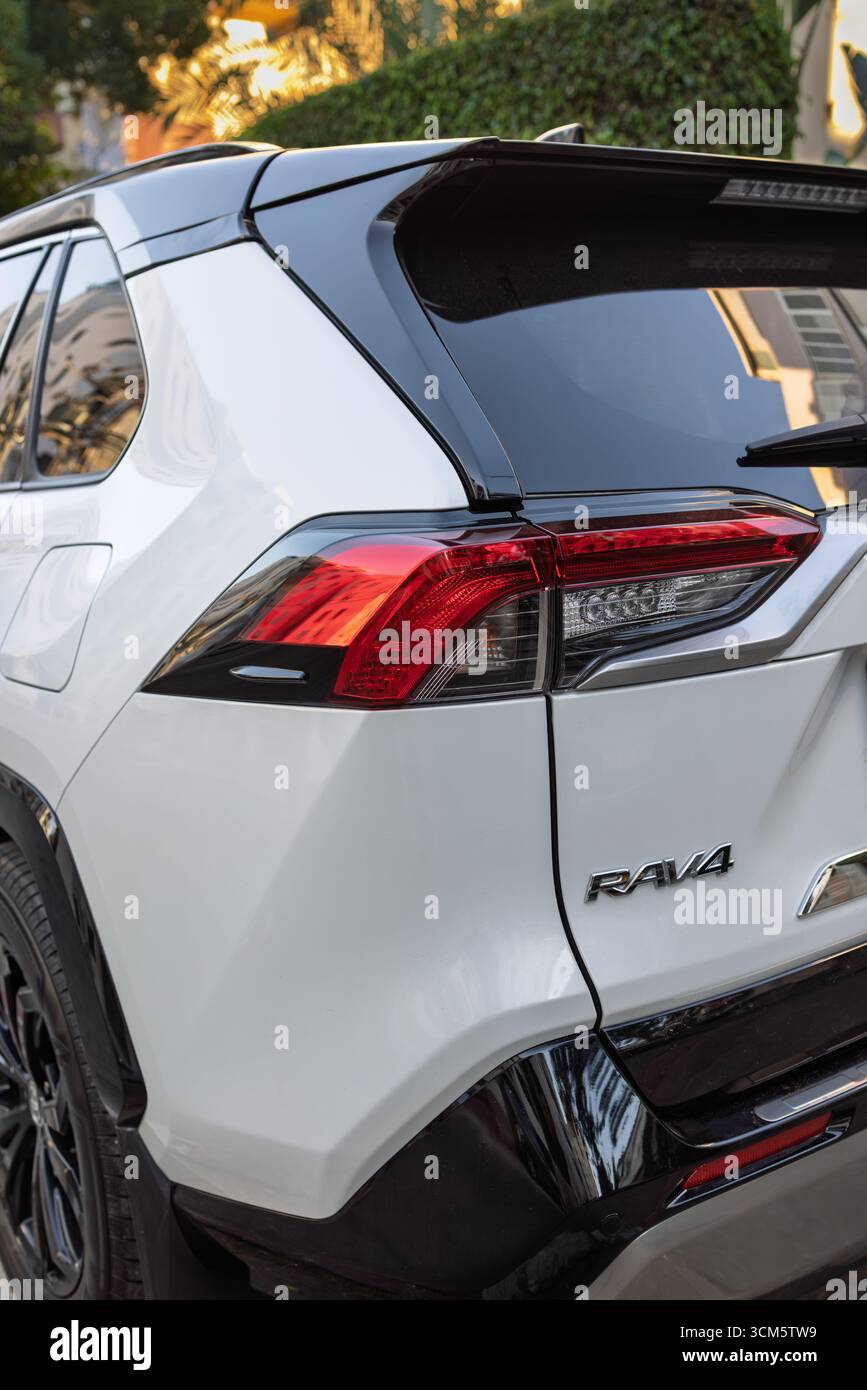 Toyota RAV4 Petah Tikva, Israel, 13. September 2025, Nahaufnahme des Hecks eines modernen weißen Autos mit Rücklicht und Karosserie Stockfoto