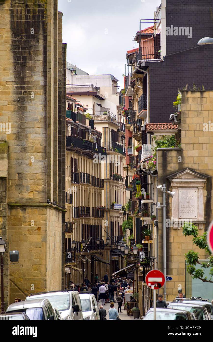 Enge Gasse zwischen Gebäuden in der Altstadt von San Sebastián, die städtische Architektur und vertikale Perspektive zeigt Stockfoto