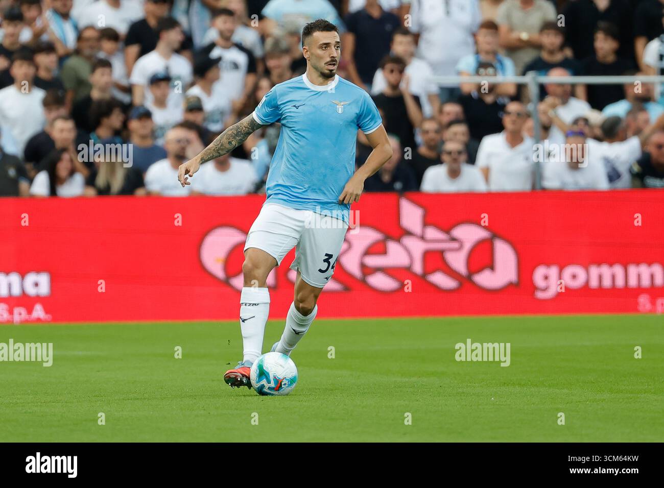 Reggio Emilia, Italien. September 2025. Mario Gila von der SS Lazio wird während des italienischen Fußballspiels der Serie A zwischen US-amerikanischem Sassuolo Calcio und SS Lazio im Mapei-Stadion beobachtet. Endpunktzahl Sassuolo 1:0 SS Lazio Credit: SOPA Images Limited/Alamy Live News Stockfoto