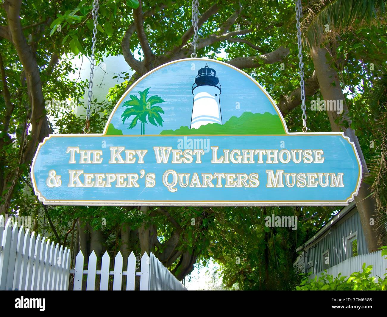 Ein dekoratives Holzschild für das Key West Lighthouse & Keeper's Quarters Museum, das an Ketten hängt. Stockfoto