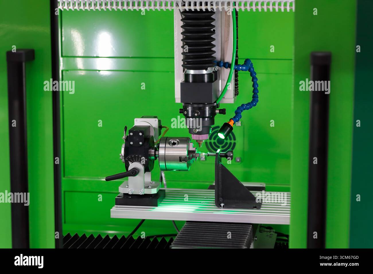 Laserbeschriftungs- und Graviermaschine für Industriefaser. Selektiver Fokus. Stockfoto