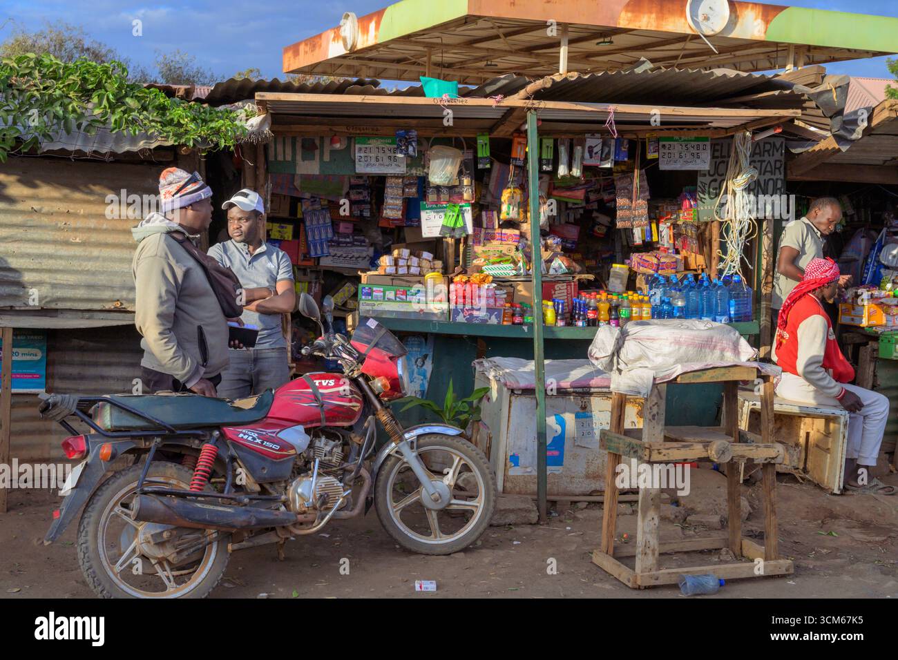 Ein Lebensmittelgeschäft am Straßenrand bietet Getränke und Speisen im ländlichen Taita-Taveta County, Kenia. Stockfoto