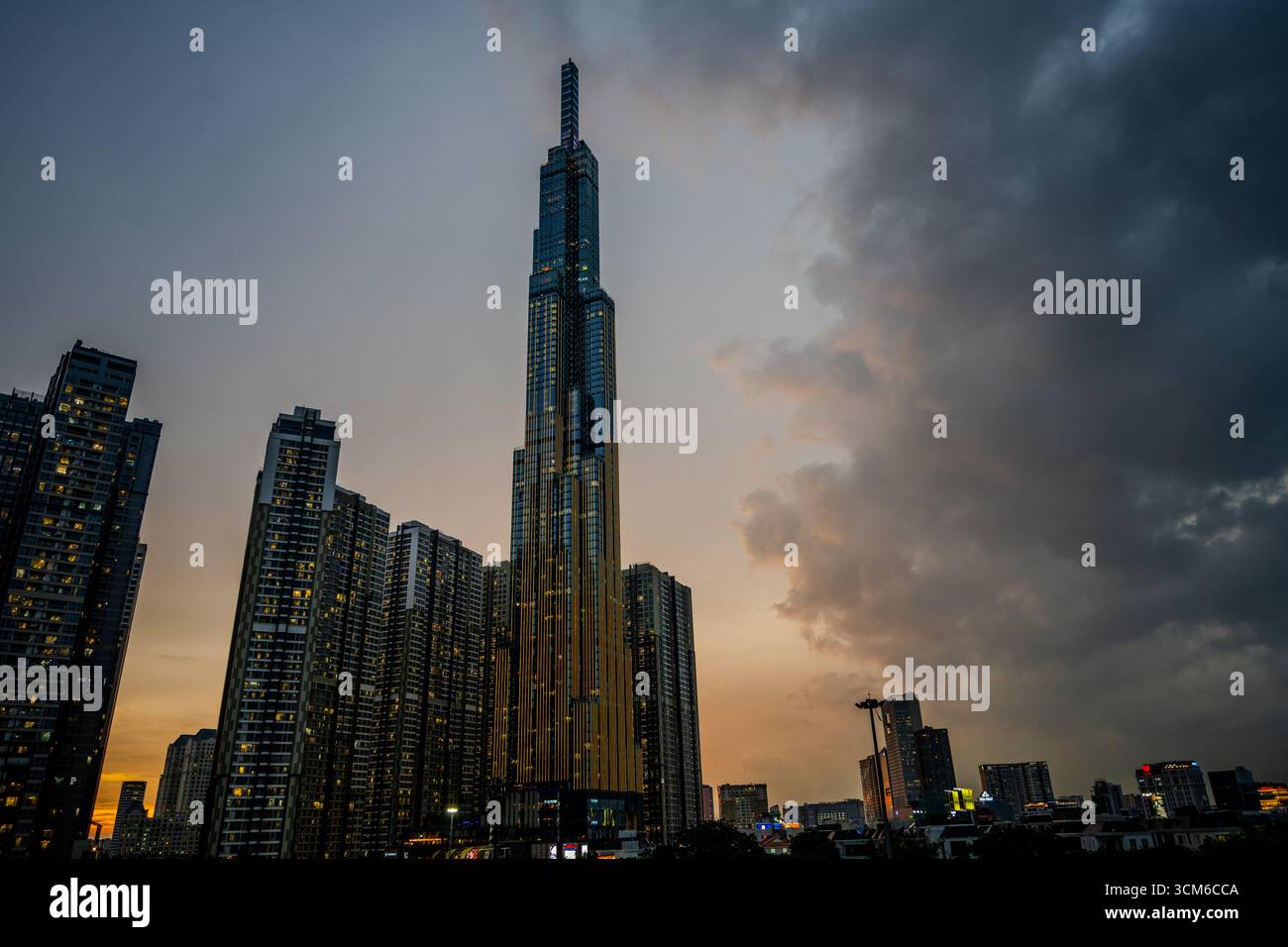 Das Wahrzeichen 81 Wolkenkratzer steht bei Sonnenuntergang neben anderen Hochhäusern in Ho-Chi-Minh-Stadt, Vietnam. Stockfoto