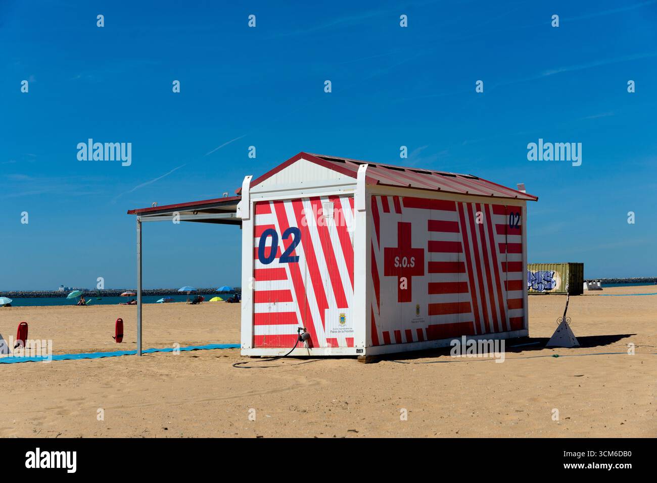 Rotes Kreuz-Stand an einem öffentlichen Strand, ausgestattet für Rettung und Überwachung, gewährleistet Sicherheit und Hilfe für Badende während der Sommersaison. Stockfoto