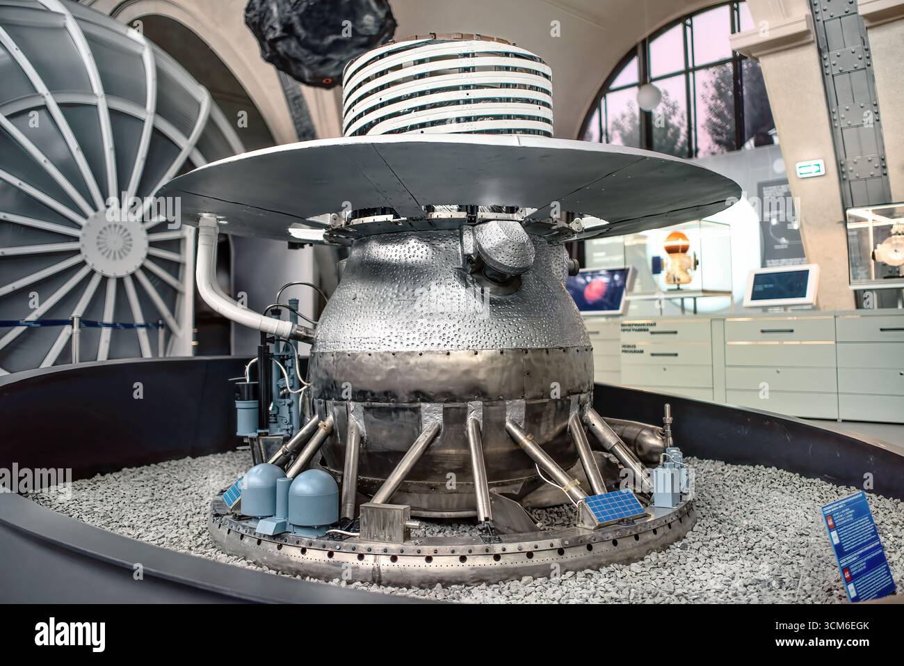 Das Abstiegsfahrzeug der automatischen interplanetaren Station Venera-9 im Kosmonautikzentrum in Moskau. Maßstab 1:1: Moskau, Russland - 19. Oktober 2 Stockfoto