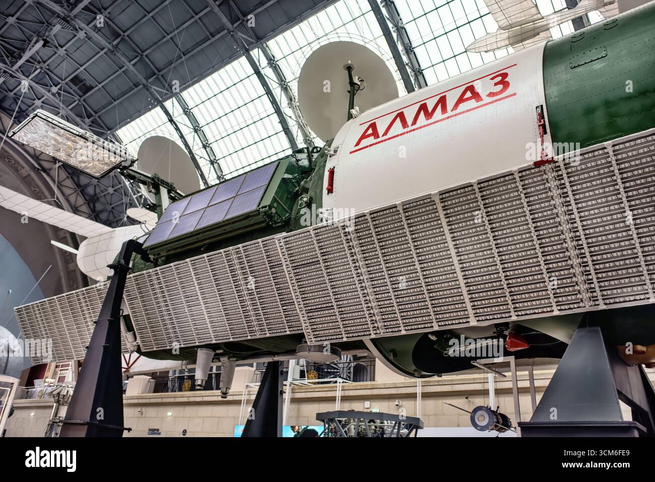 Das Andocken des Raumschiffs Sojus 7k-VI (Zvezda) und des Transpostenfahrzeugs Sojus 7K im Museum für Kosmonautik in Moskau: Moskau, Russland - Okt. Stockfoto