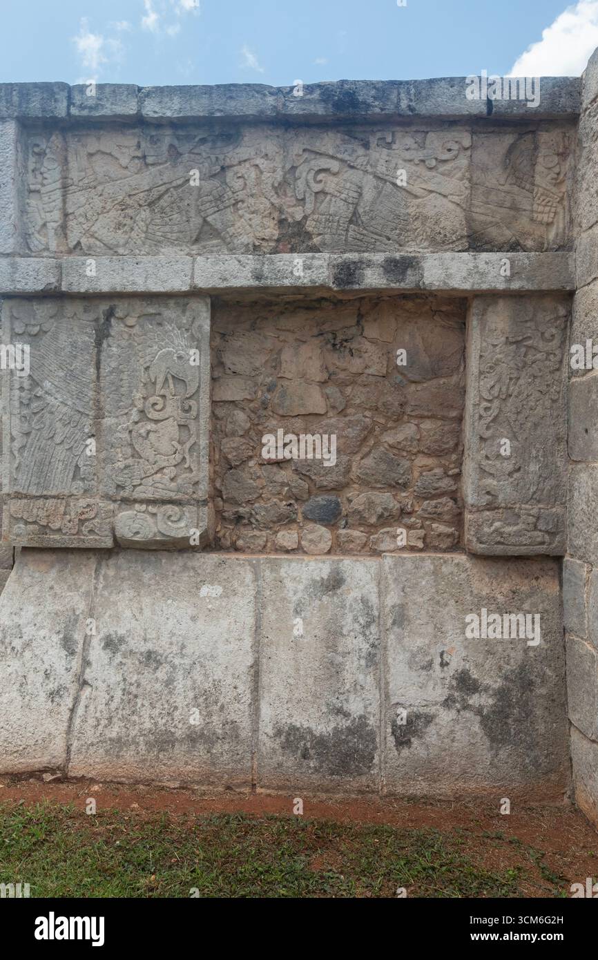 Wunderschön gemeißelter Stein mit Adlern, die Herzen in Chichen Itza verzehren Stockfoto