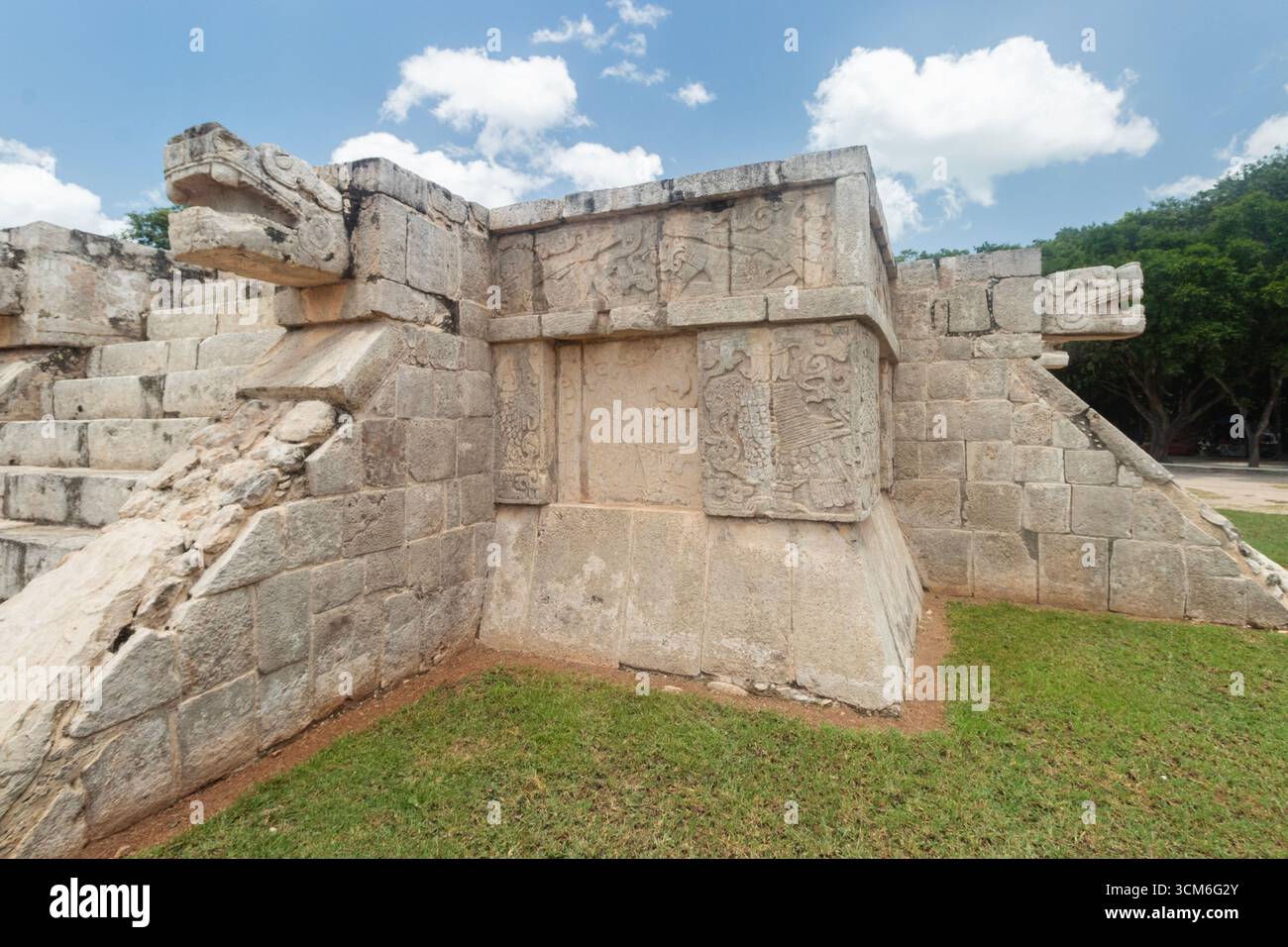 Wunderschöne geschnitzte Steine mit Adlern und Jaguaren Tieren, die Herzen in Chichen Itza verzehren Stockfoto